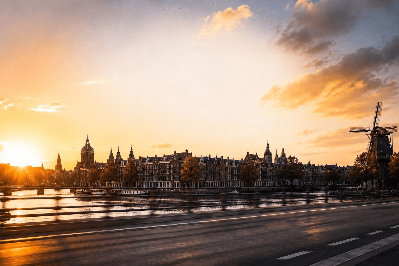 Amsterdam skyline in de schemering
